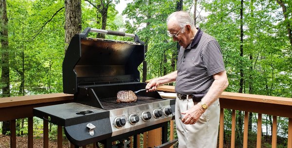 Les barbecues à gaz Napoléon : guide des modèles incontournables