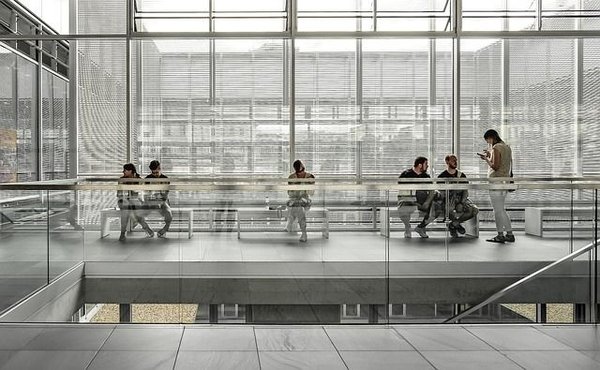 Fixation verre garde-corps : tout savoir sur les pinces adaptées